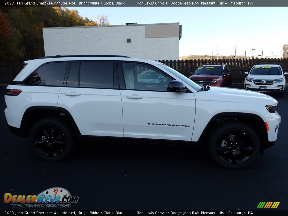 2023 Jeep Grand Cherokee Altitude 4x4 Bright White / Global Black Photo #7