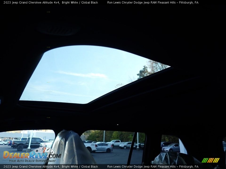 2023 Jeep Grand Cherokee Altitude 4x4 Bright White / Global Black Photo #17