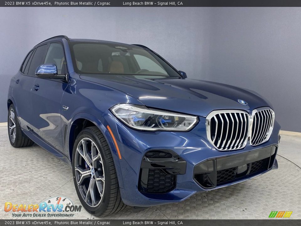 Front 3/4 View of 2023 BMW X5 xDrive45e Photo #26