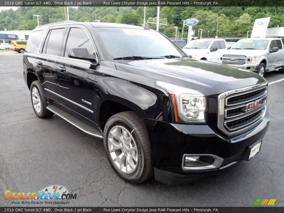 Front 3/4 View of 2019 GMC Yukon SLT 4WD Photo #2