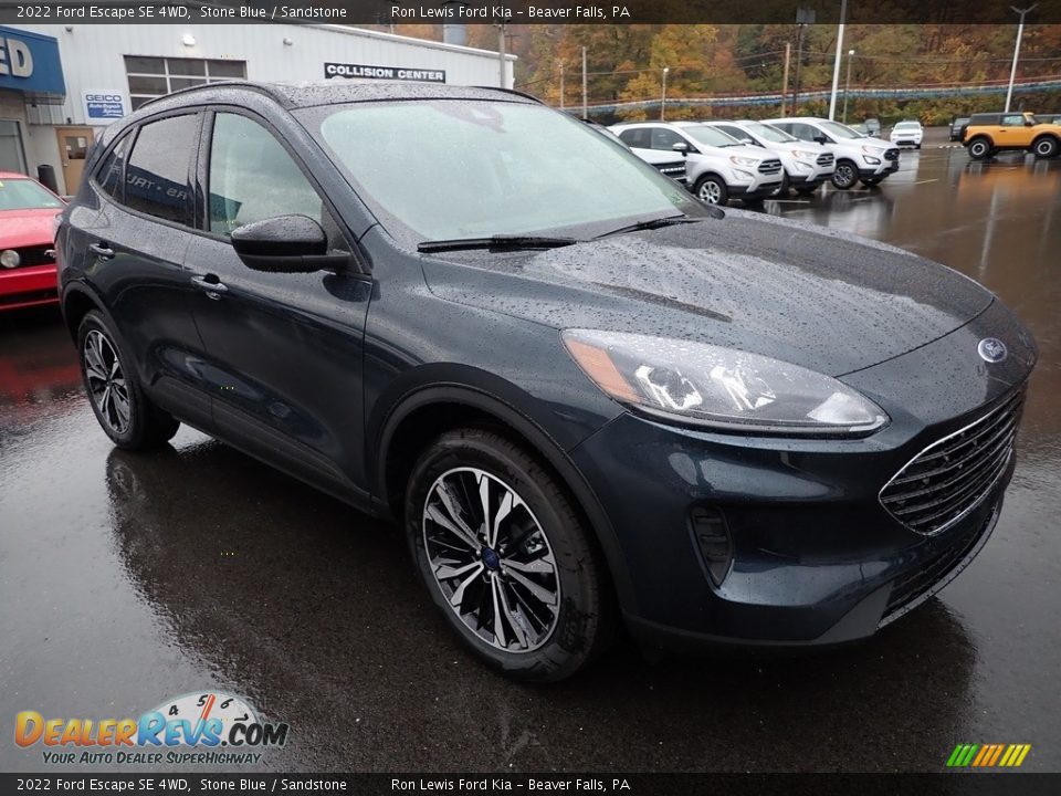 Front 3/4 View of 2022 Ford Escape SE 4WD Photo #2