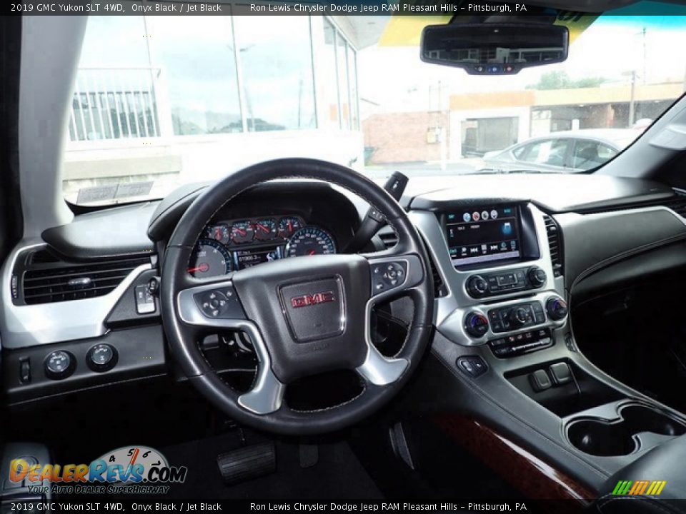 Dashboard of 2019 GMC Yukon SLT 4WD Photo #15