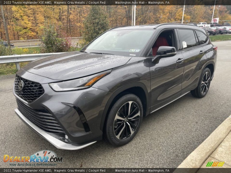 Front 3/4 View of 2022 Toyota Highlander XSE AWD Photo #7