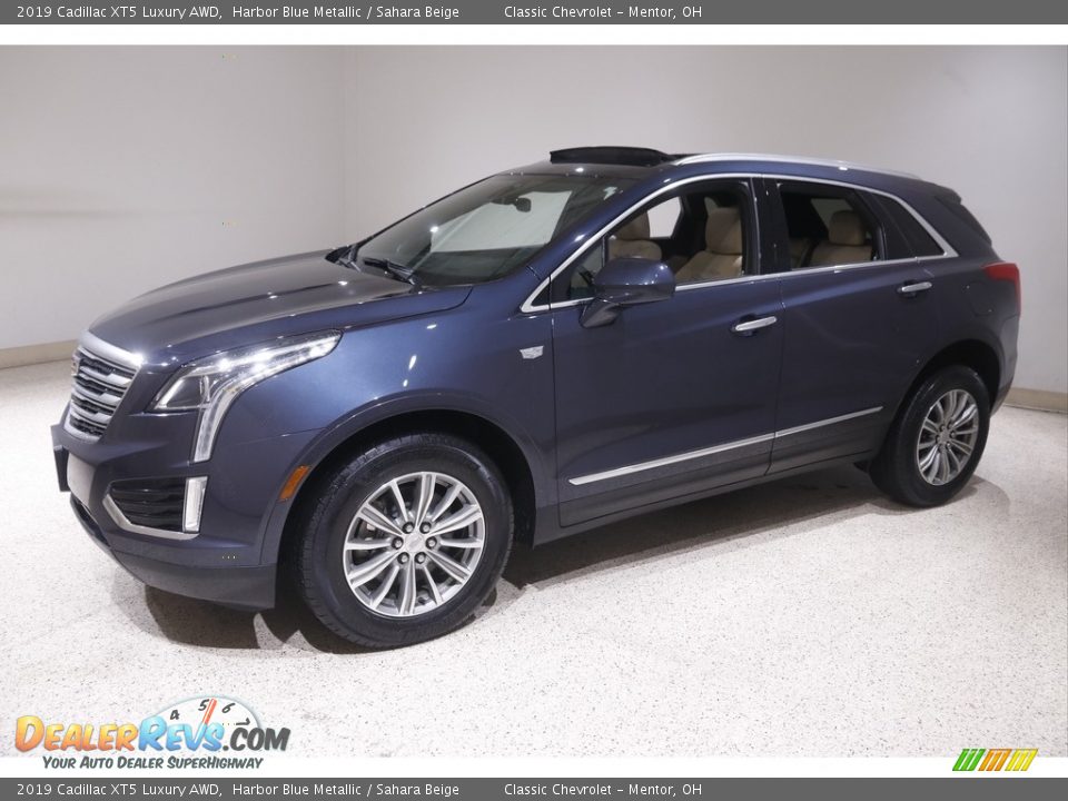 Front 3/4 View of 2019 Cadillac XT5 Luxury AWD Photo #3