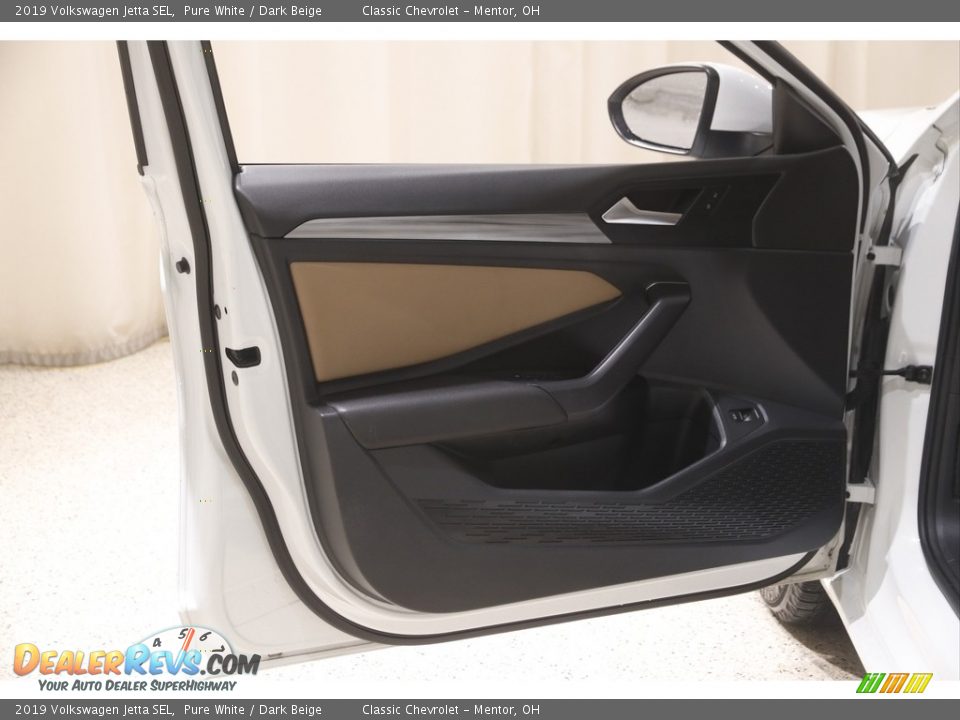 Door Panel of 2019 Volkswagen Jetta SEL Photo #4