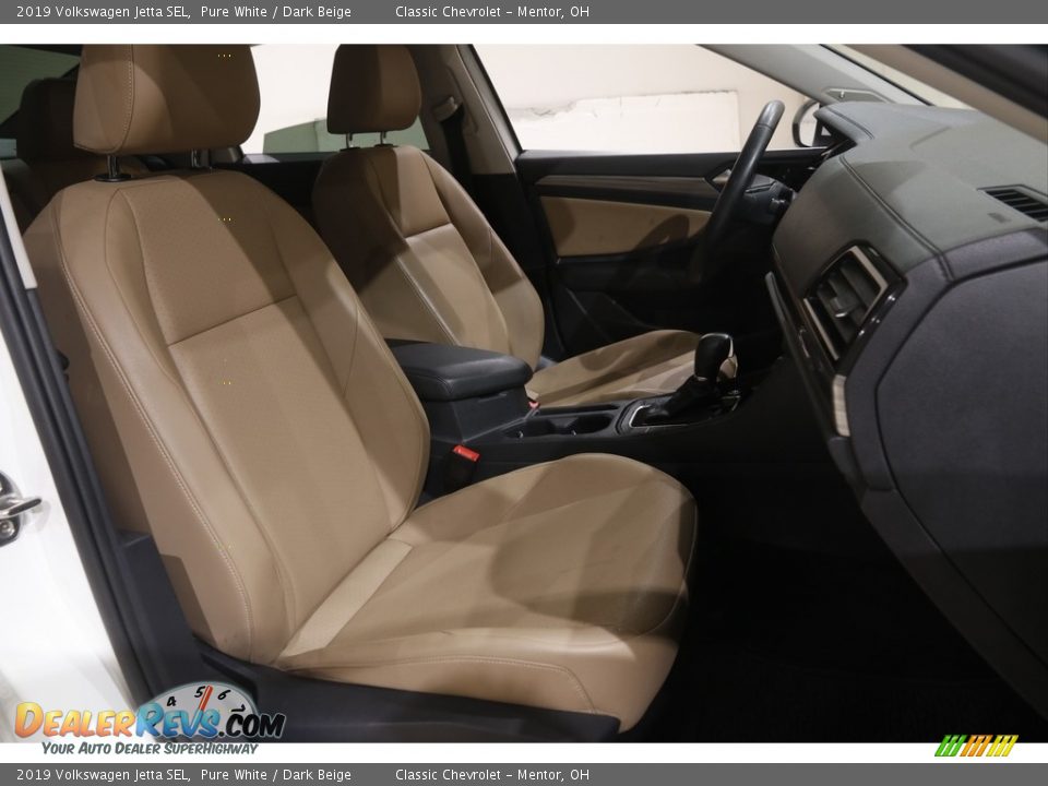 Front Seat of 2019 Volkswagen Jetta SEL Photo #16