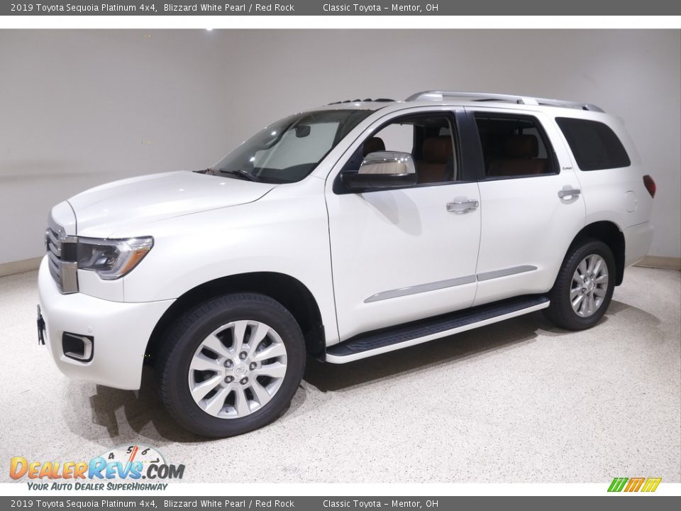 Front 3/4 View of 2019 Toyota Sequoia Platinum 4x4 Photo #3