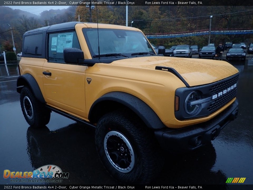 Front 3/4 View of 2022 Ford Bronco Badlands 4x4 2-Door Photo #2