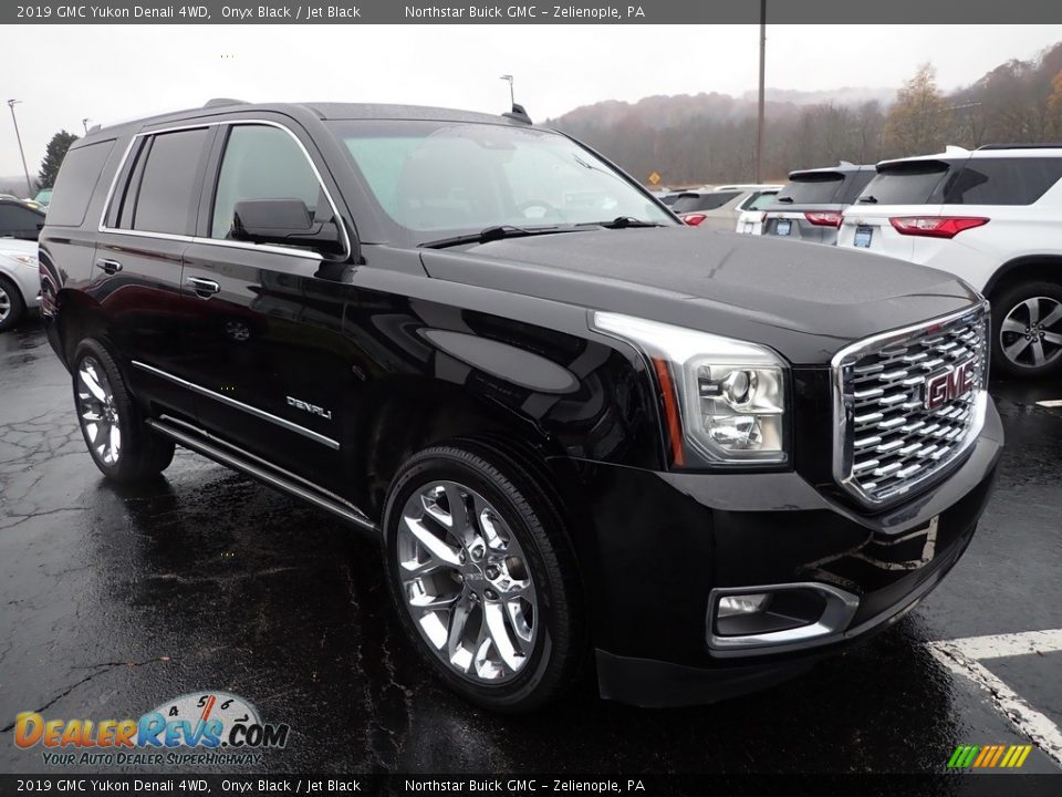 Front 3/4 View of 2019 GMC Yukon Denali 4WD Photo #9