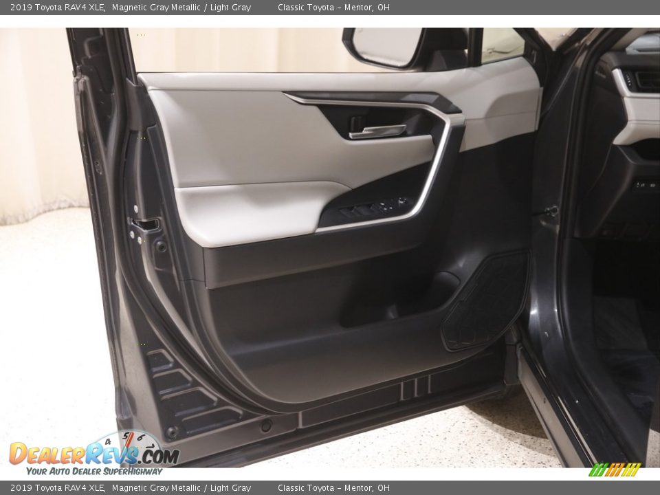 2019 Toyota RAV4 XLE Magnetic Gray Metallic / Light Gray Photo #4