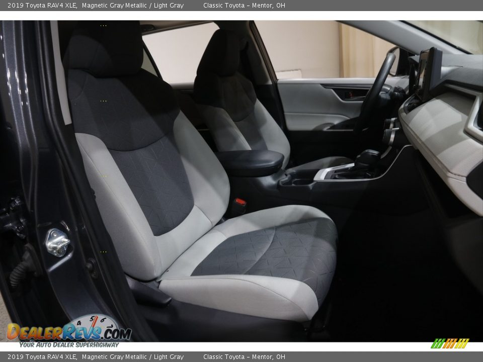2019 Toyota RAV4 XLE Magnetic Gray Metallic / Light Gray Photo #14