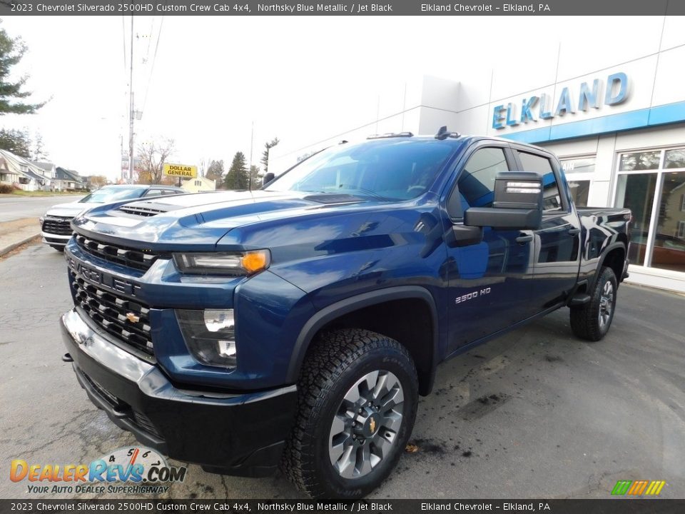 Front 3/4 View of 2023 Chevrolet Silverado 2500HD Custom Crew Cab 4x4 Photo #1