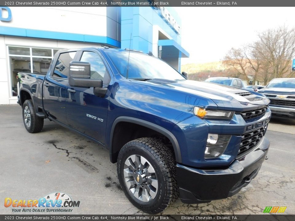 Front 3/4 View of 2023 Chevrolet Silverado 2500HD Custom Crew Cab 4x4 Photo #4