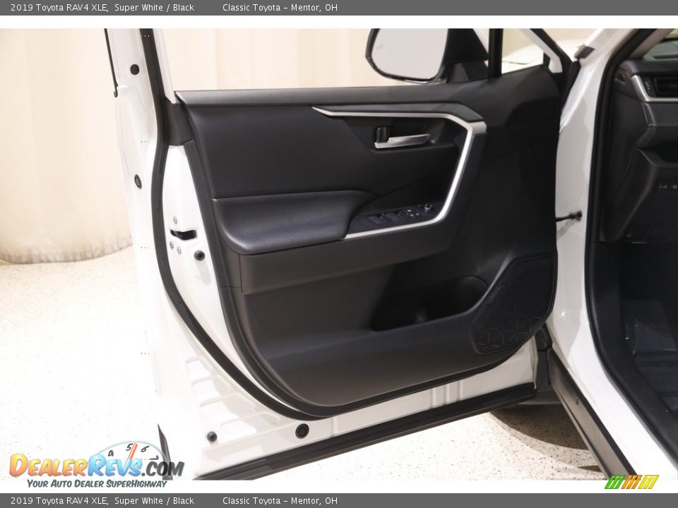 2019 Toyota RAV4 XLE Super White / Black Photo #4