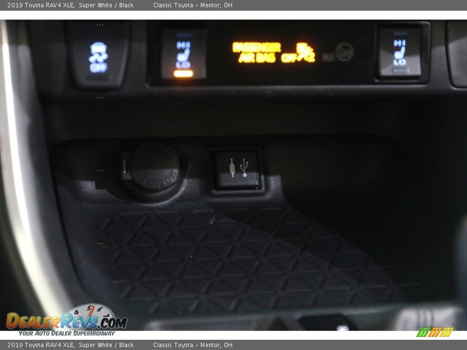 2019 Toyota RAV4 XLE Super White / Black Photo #13