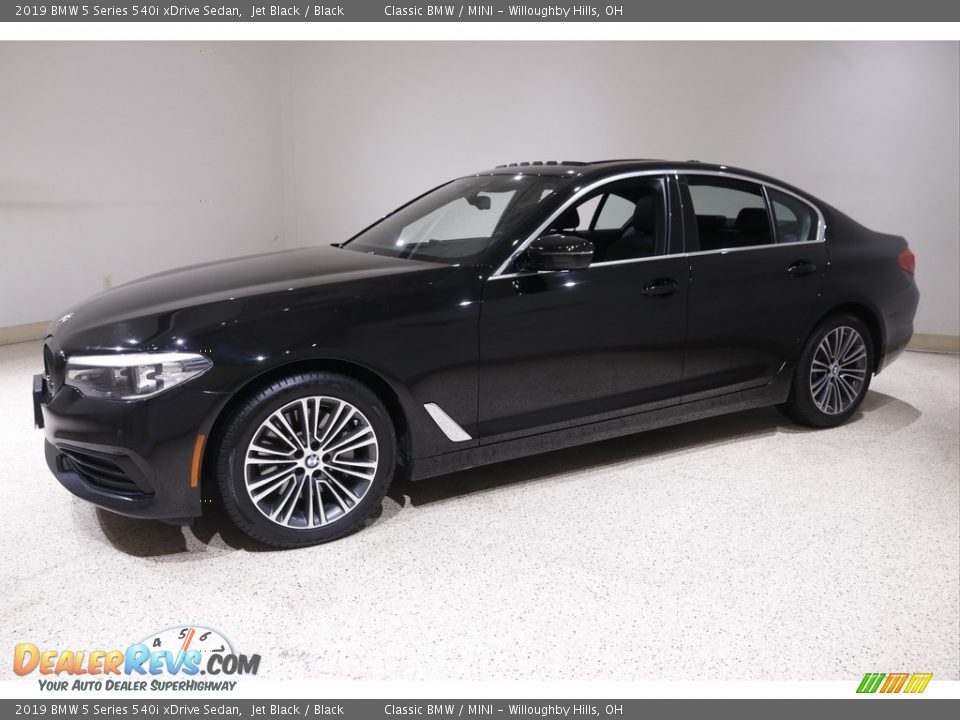 Front 3/4 View of 2019 BMW 5 Series 540i xDrive Sedan Photo #3