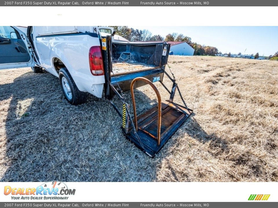 2007 Ford F350 Super Duty XL Regular Cab Oxford White / Medium Flint Photo #20