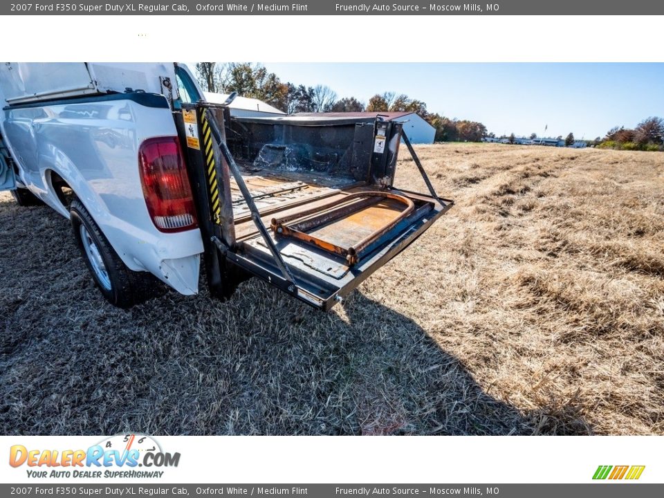 2007 Ford F350 Super Duty XL Regular Cab Oxford White / Medium Flint Photo #28