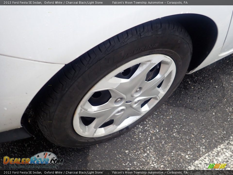 2013 Ford Fiesta SE Sedan Oxford White / Charcoal Black/Light Stone Photo #5