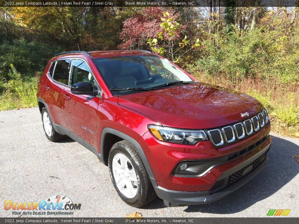 Front 3/4 View of 2022 Jeep Compass Latitude Photo #4