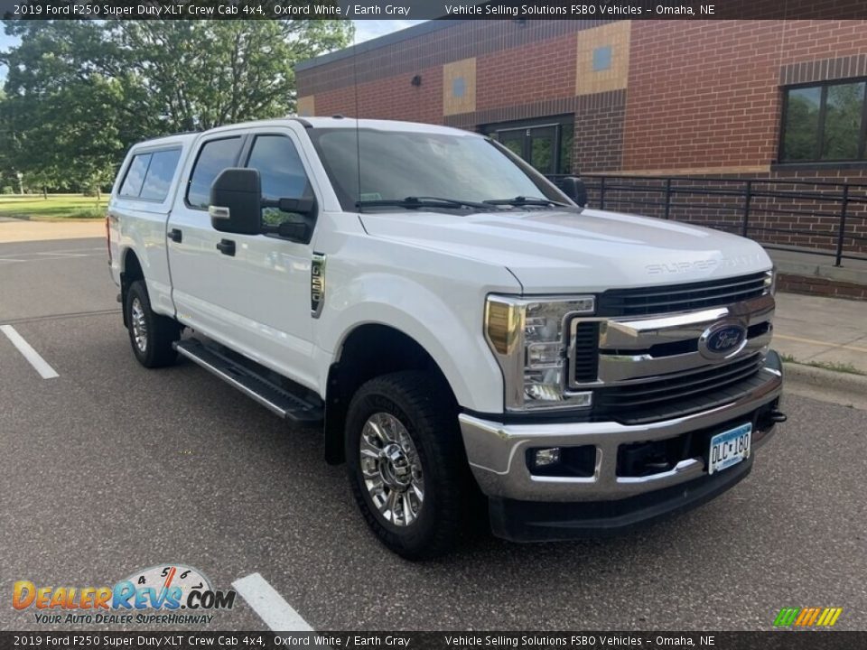 2019 Ford F250 Super Duty XLT Crew Cab 4x4 Oxford White / Earth Gray Photo #2