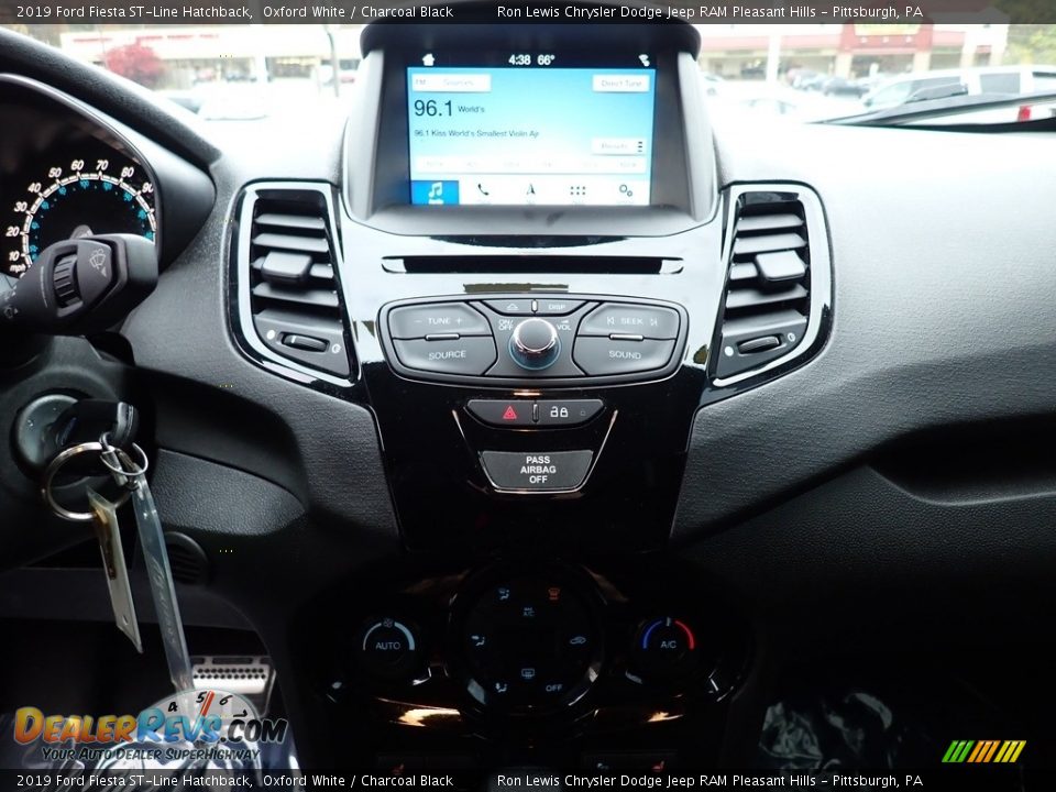 Controls of 2019 Ford Fiesta ST-Line Hatchback Photo #19