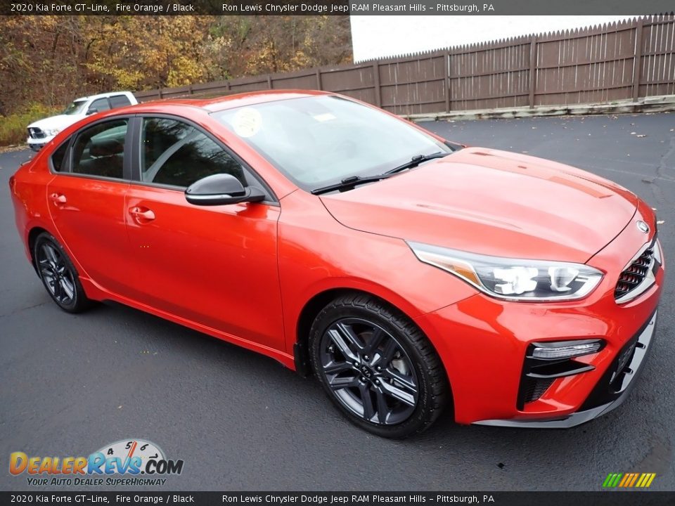 Front 3/4 View of 2020 Kia Forte GT-Line Photo #8