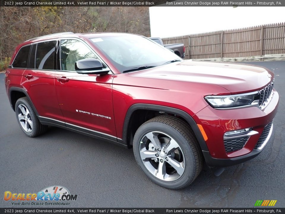 Front 3/4 View of 2023 Jeep Grand Cherokee Limited 4x4 Photo #8