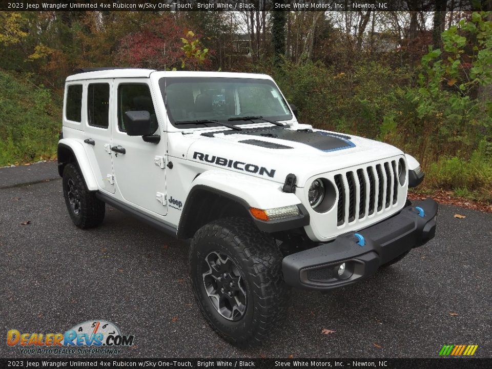 Front 3/4 View of 2023 Jeep Wrangler Unlimited 4xe Rubicon w/Sky One-Touch Photo #5