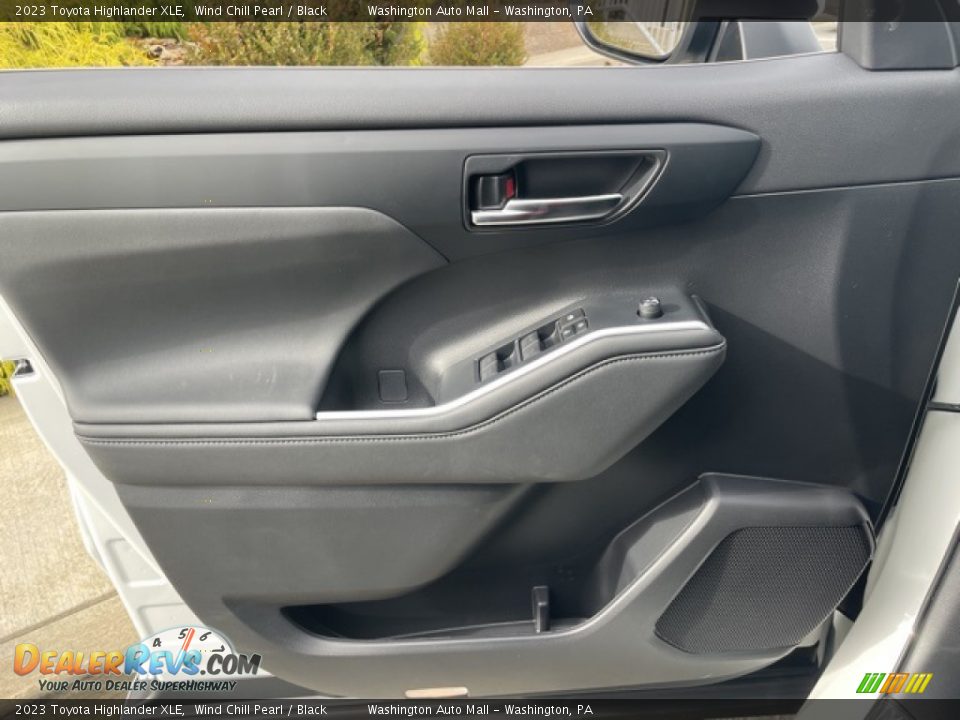 Door Panel of 2023 Toyota Highlander XLE Photo #20