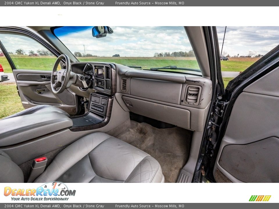 2004 GMC Yukon XL Denali AWD Onyx Black / Stone Gray Photo #24