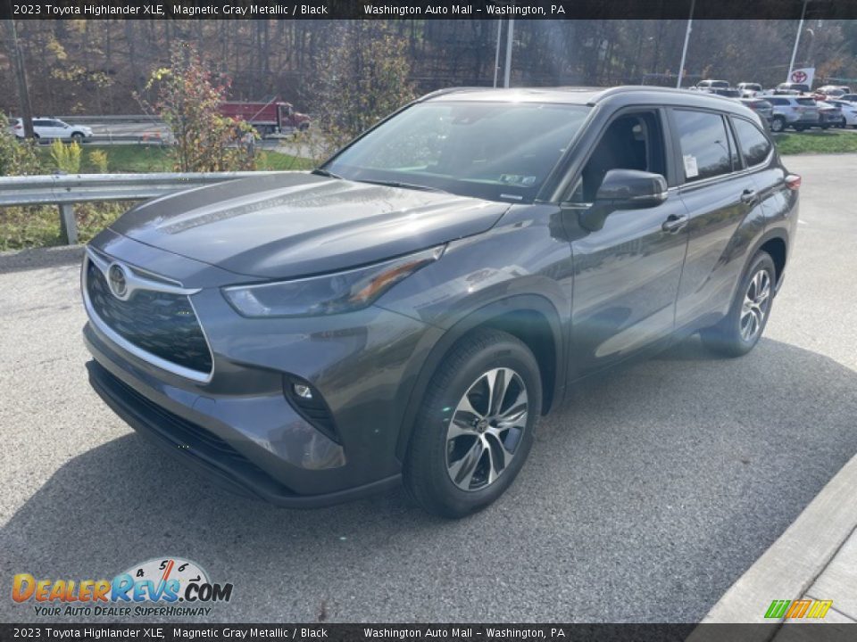 Front 3/4 View of 2023 Toyota Highlander XLE Photo #7