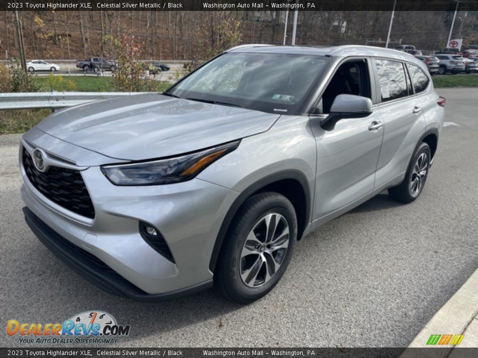 Front 3/4 View of 2023 Toyota Highlander XLE Photo #7