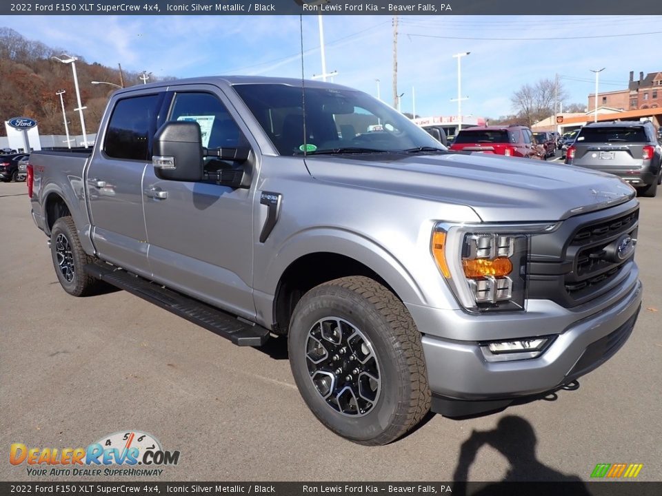 Front 3/4 View of 2022 Ford F150 XLT SuperCrew 4x4 Photo #2