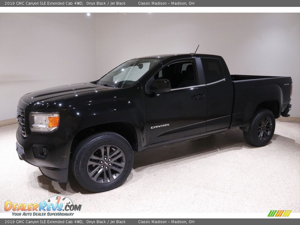 Front 3/4 View of 2019 GMC Canyon SLE Extended Cab 4WD Photo #3