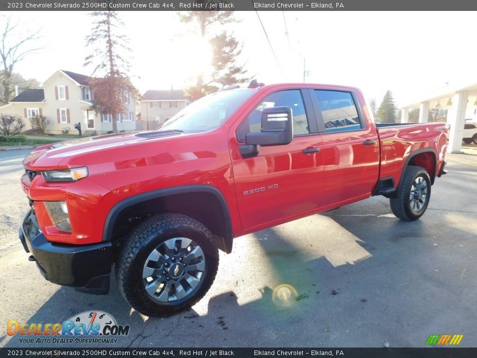 Front 3/4 View of 2023 Chevrolet Silverado 2500HD Custom Crew Cab 4x4 Photo #1