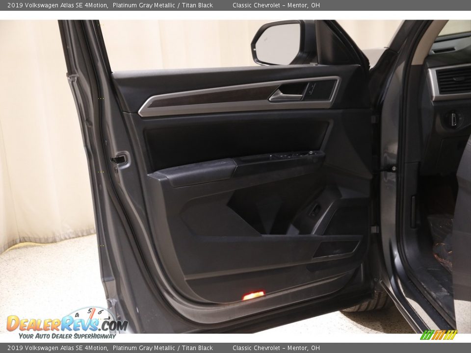 Door Panel of 2019 Volkswagen Atlas SE 4Motion Photo #4