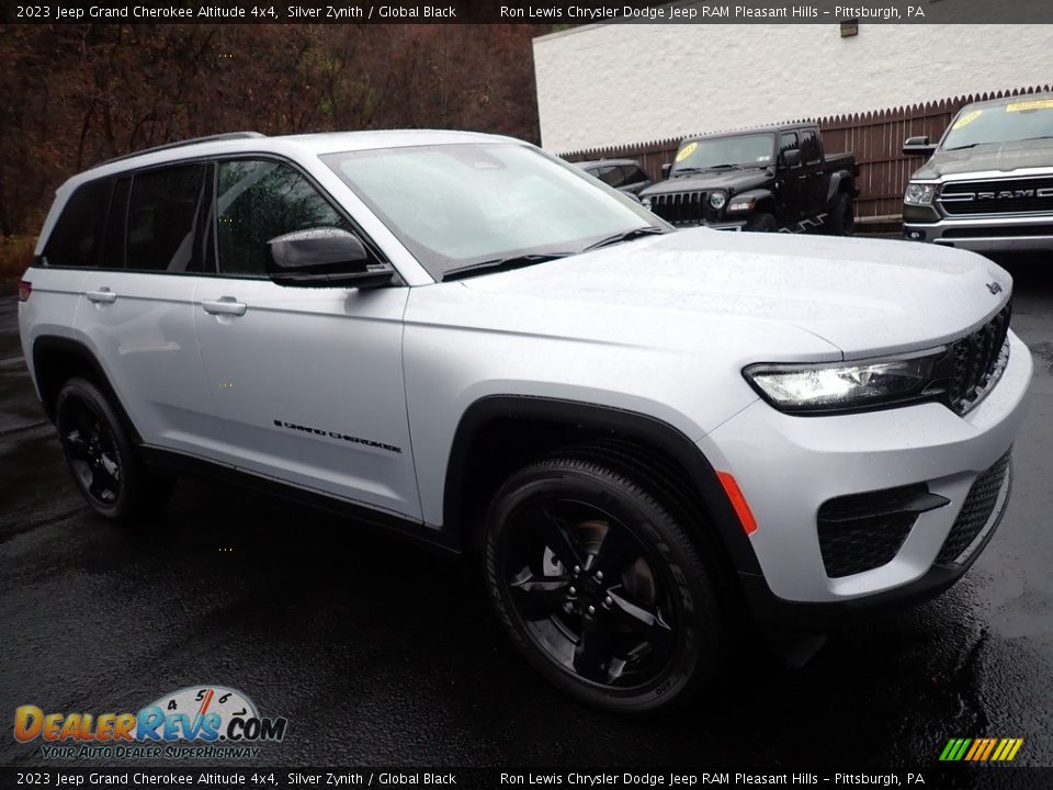 Front 3/4 View of 2023 Jeep Grand Cherokee Altitude 4x4 Photo #8