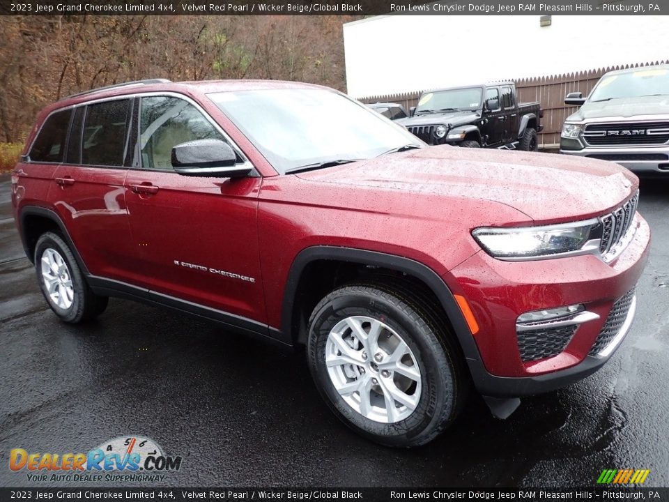 Front 3/4 View of 2023 Jeep Grand Cherokee Limited 4x4 Photo #8