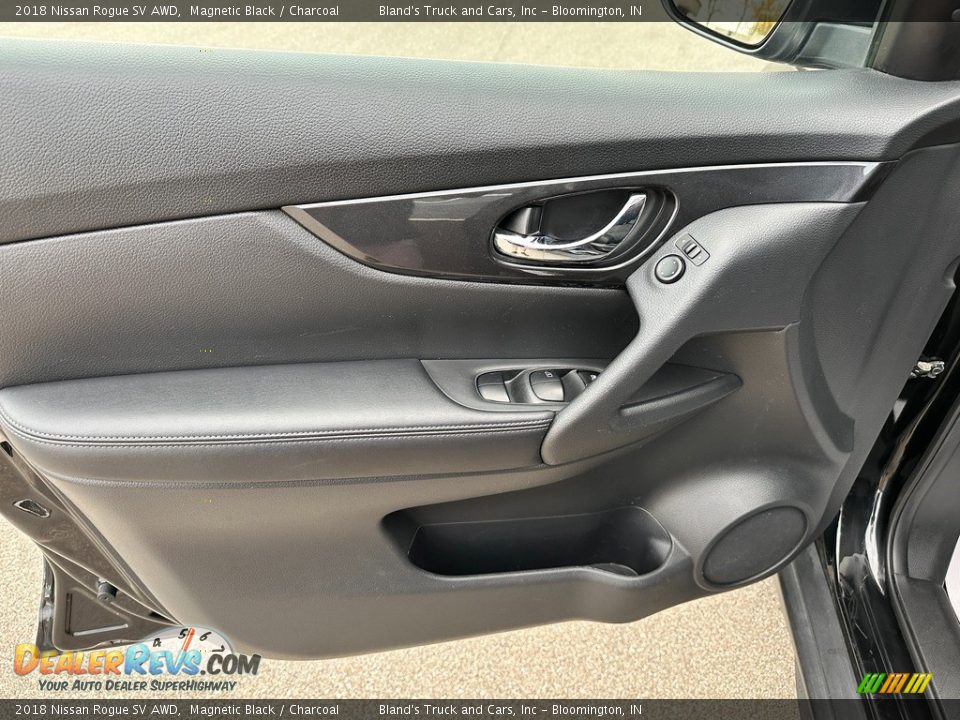 2018 Nissan Rogue SV AWD Magnetic Black / Charcoal Photo #4
