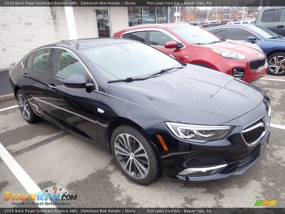 Front 3/4 View of 2018 Buick Regal Sportback Essence AWD Photo #3