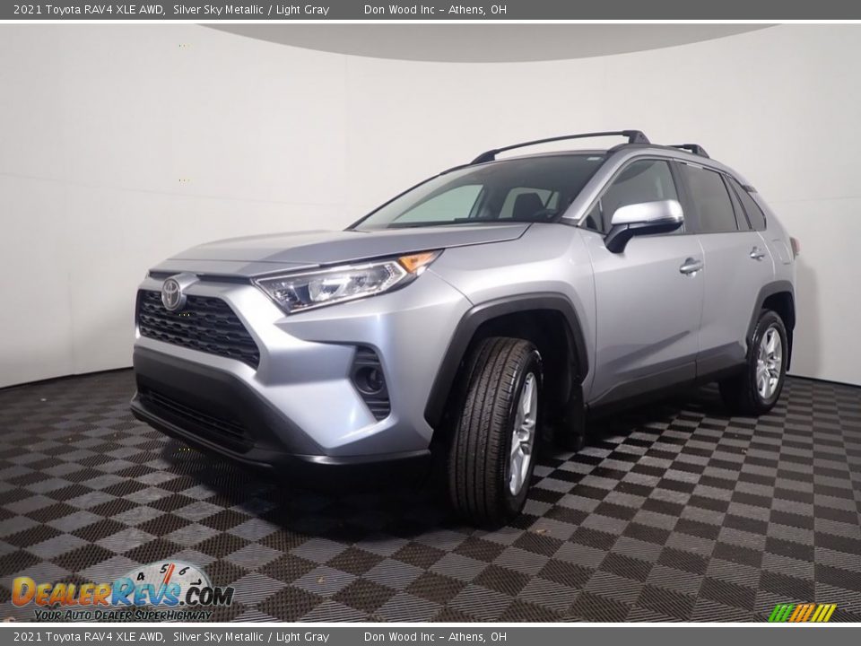 2021 Toyota RAV4 XLE AWD Silver Sky Metallic / Light Gray Photo #8