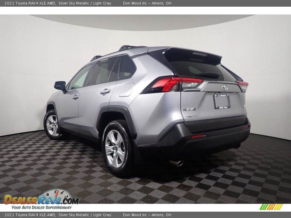 2021 Toyota RAV4 XLE AWD Silver Sky Metallic / Light Gray Photo #10