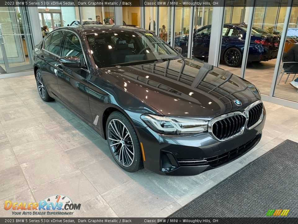 Front 3/4 View of 2023 BMW 5 Series 530i xDrive Sedan Photo #1