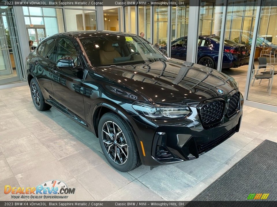 Front 3/4 View of 2023 BMW X4 xDrive30i Photo #1