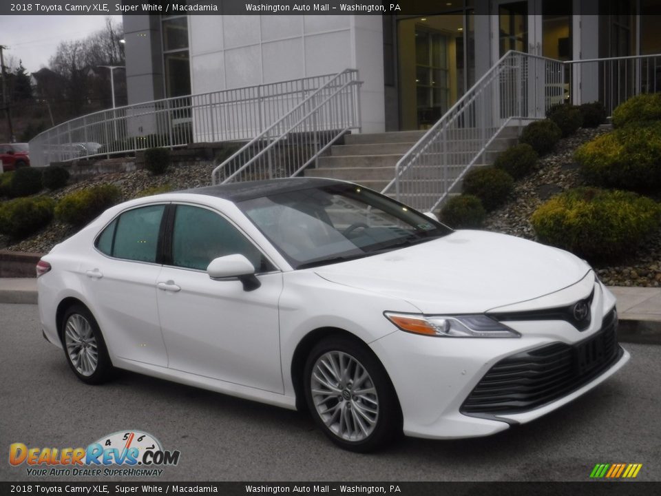 2018 Toyota Camry XLE Super White / Macadamia Photo #1