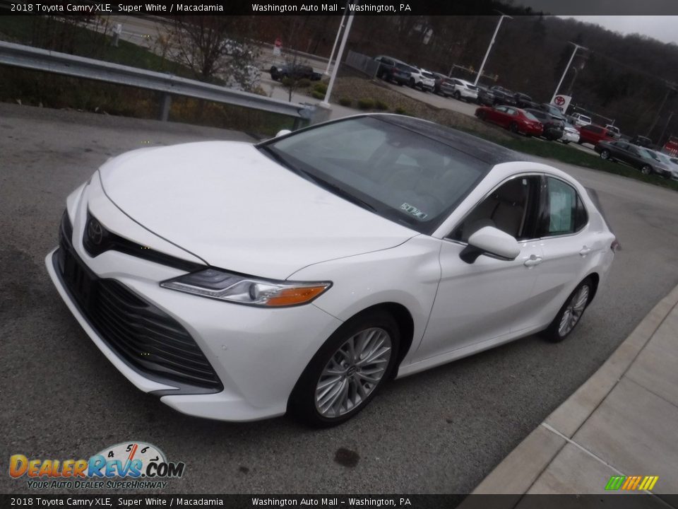 2018 Toyota Camry XLE Super White / Macadamia Photo #14