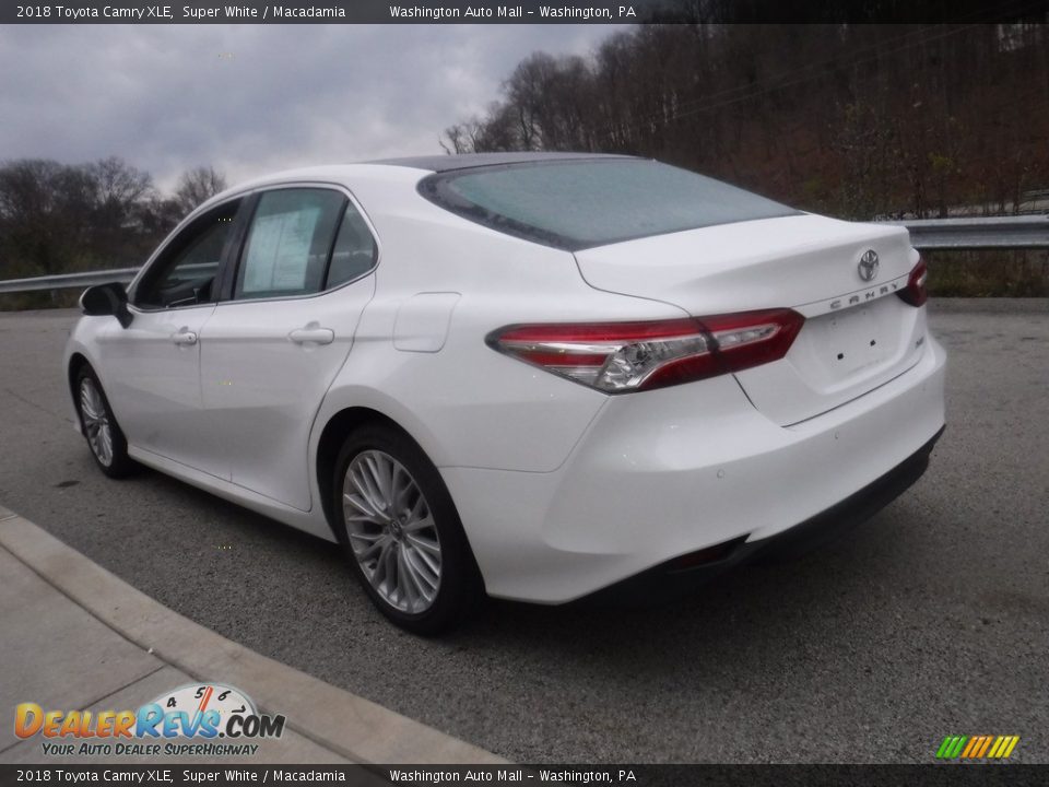 2018 Toyota Camry XLE Super White / Macadamia Photo #17