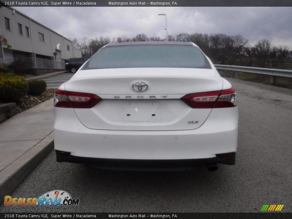 2018 Toyota Camry XLE Super White / Macadamia Photo #18