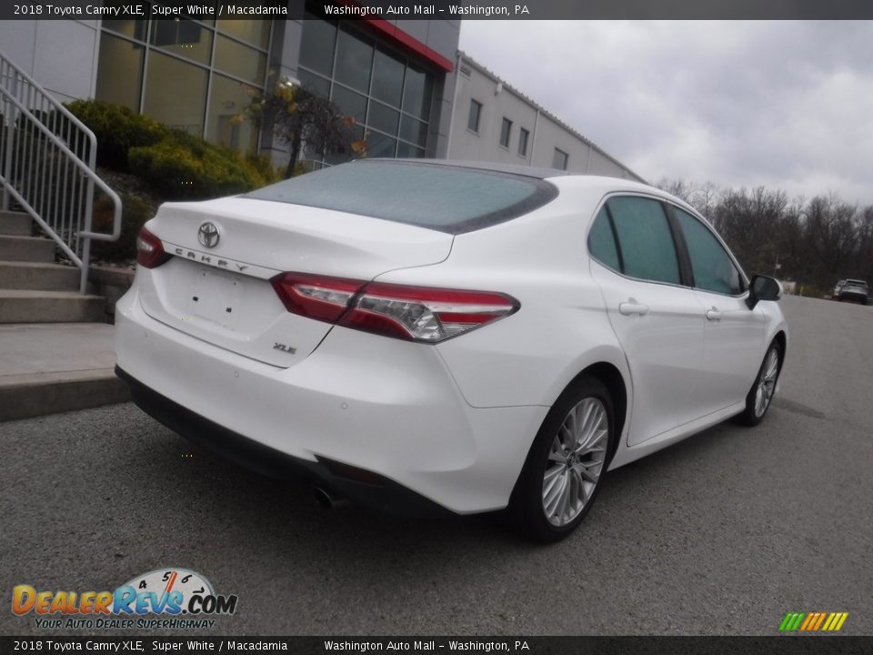 2018 Toyota Camry XLE Super White / Macadamia Photo #19